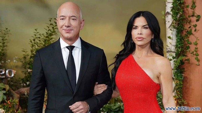 Lauren Sasnchez khoác tay tỷ phú Jeff Bezos trong một sự kiện năm 2022. Ảnh: AP