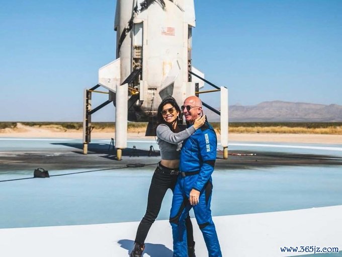 Lauren Sánchez và tỷ phú Jeff Bezos tại khu vực phóng tên lửa năm 2021. Ảnh: Instagram Lauren Sánchez